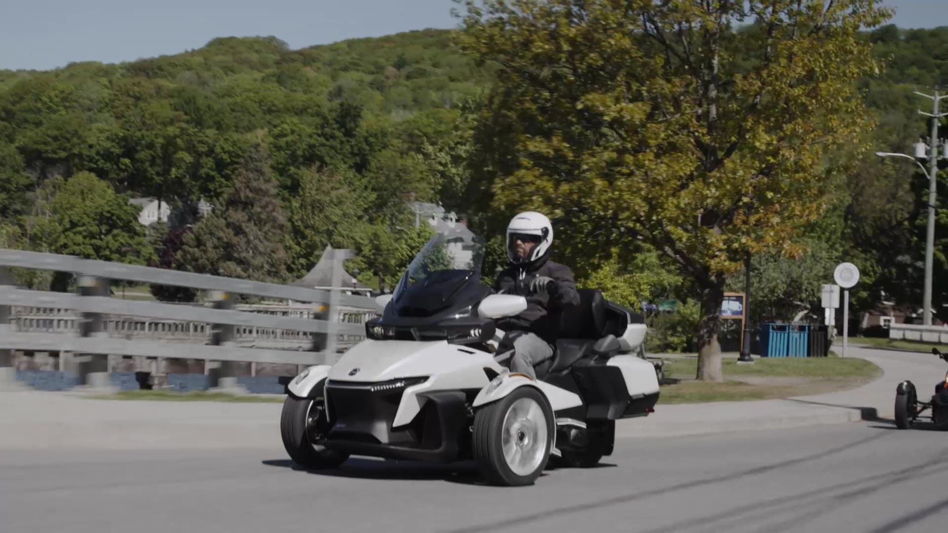 Трёхколёсный Can-Am Spyder RT на солнечной трассе